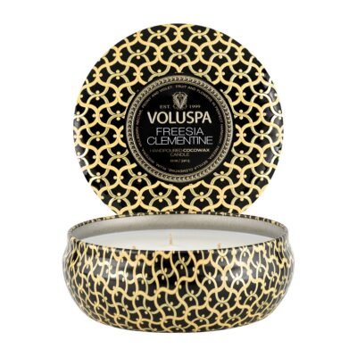 Voluspa Maison Noir 3-wick Tin tuoksukynttilä 40 tuntia Freesia Clementine