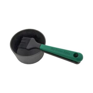 Cast iron sauce pot with  basting brush -kastikepata ja silkoniharja