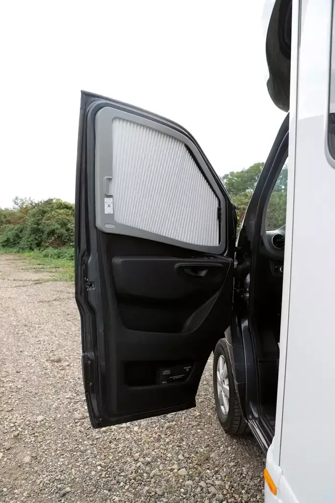 Sivuikkunan pimennysverho vasen Mercedes-Benz Sprinter (2019➟) nousukahvalla, Remis