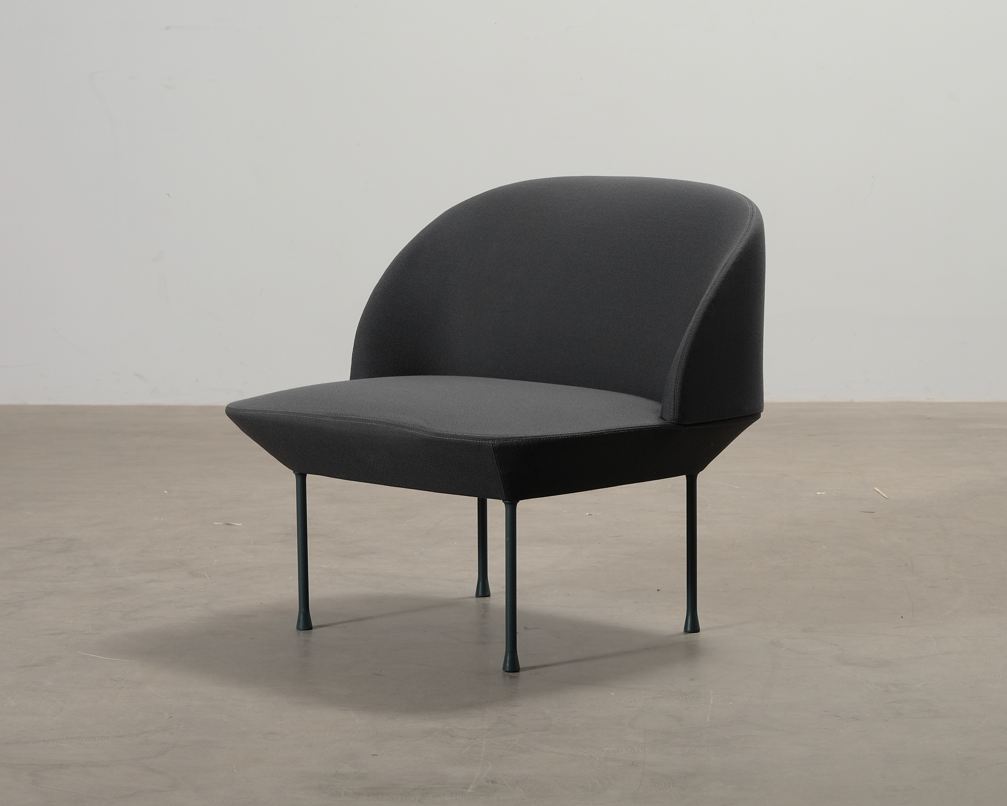 Muuto Oslo nojatuoli tummanharmaa