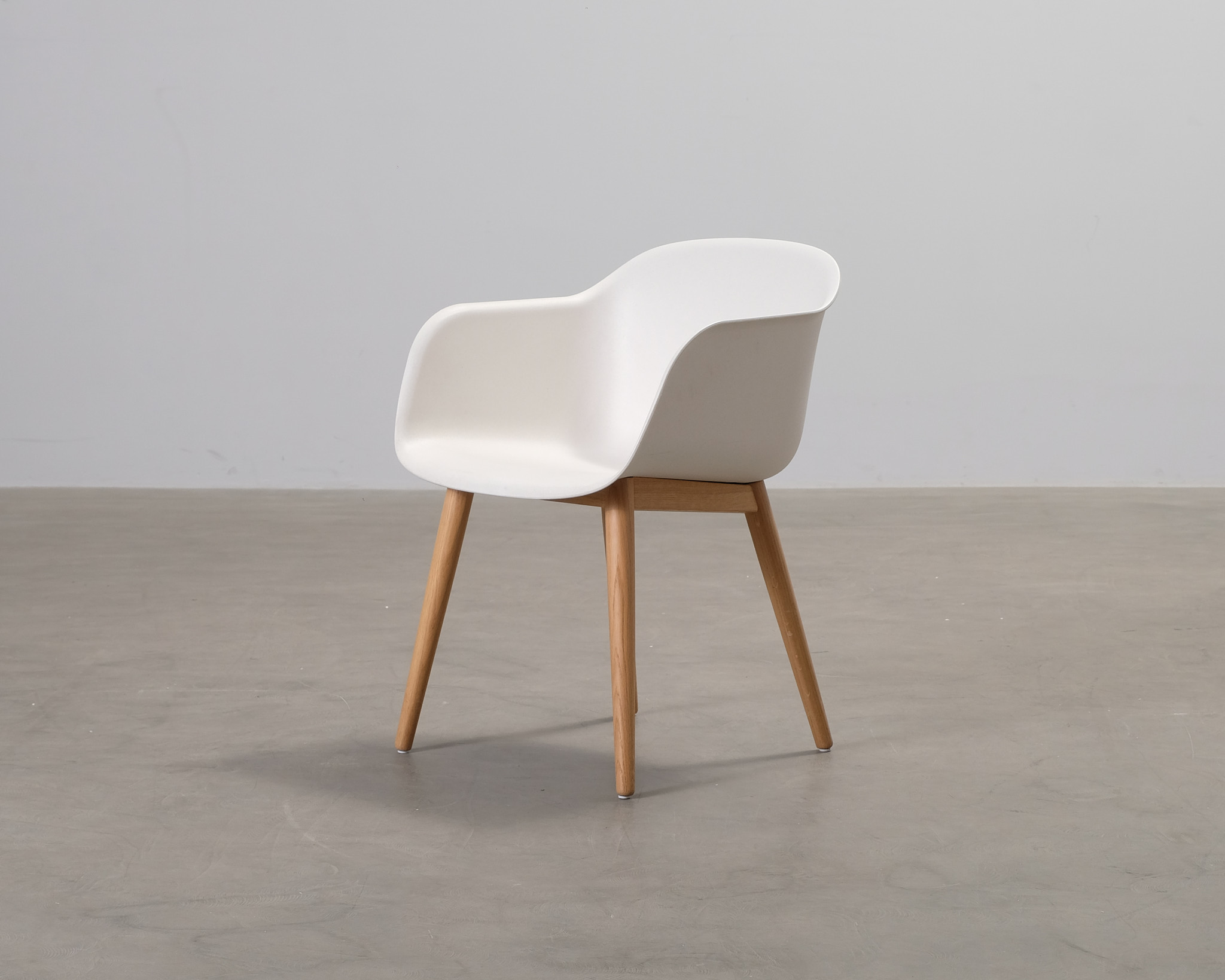 Muuto Fiber tuoli käsinojilla valkoinen