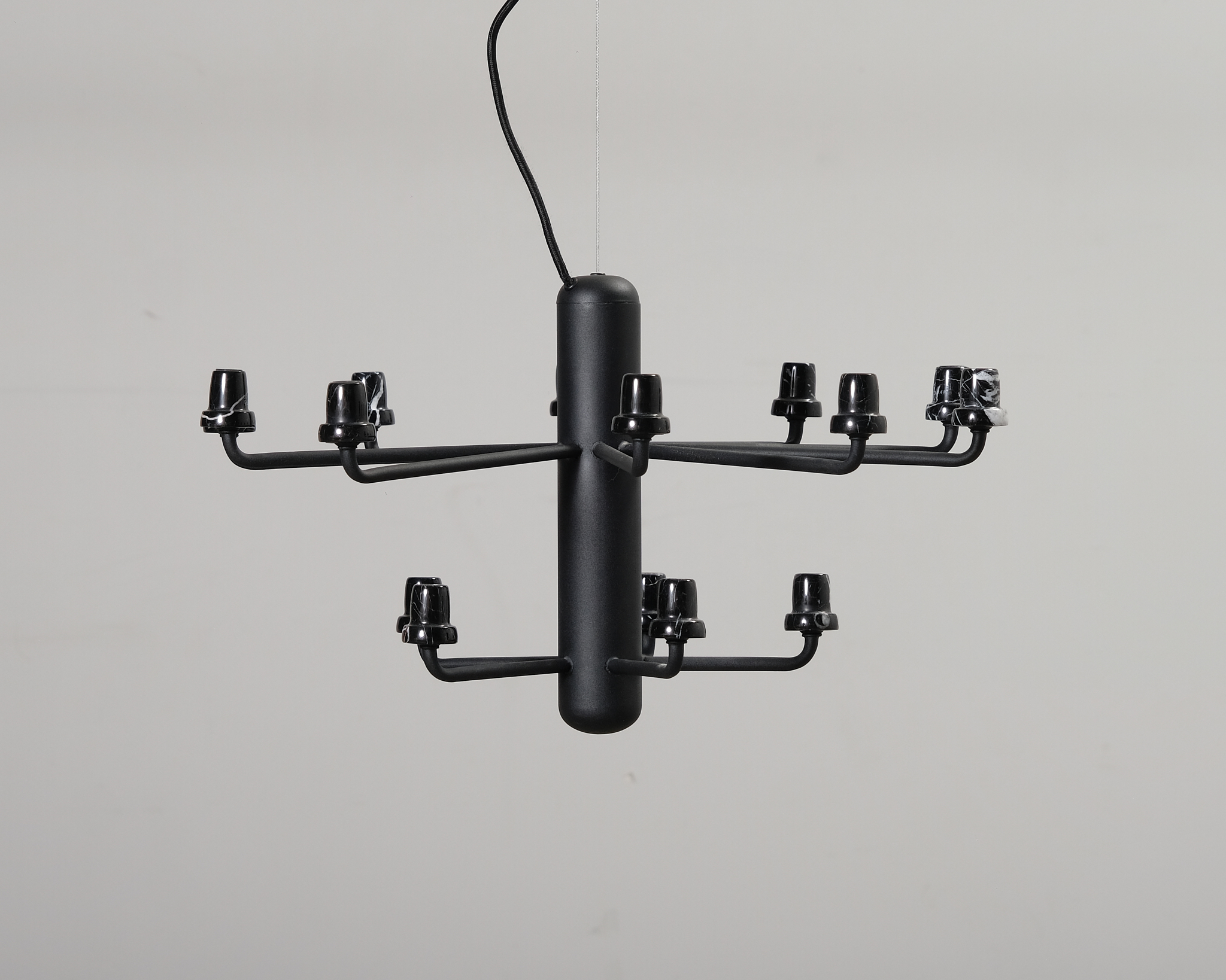 Normann Copenhagen Amp kattokruunu musta