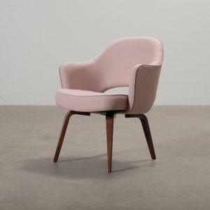 Knoll Eero Saarinen Executive Chair tuoli vaaleanpunainen