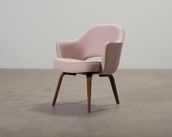 Knoll Eero Saarinen Executive Chair tuoli vaaleanpunainen