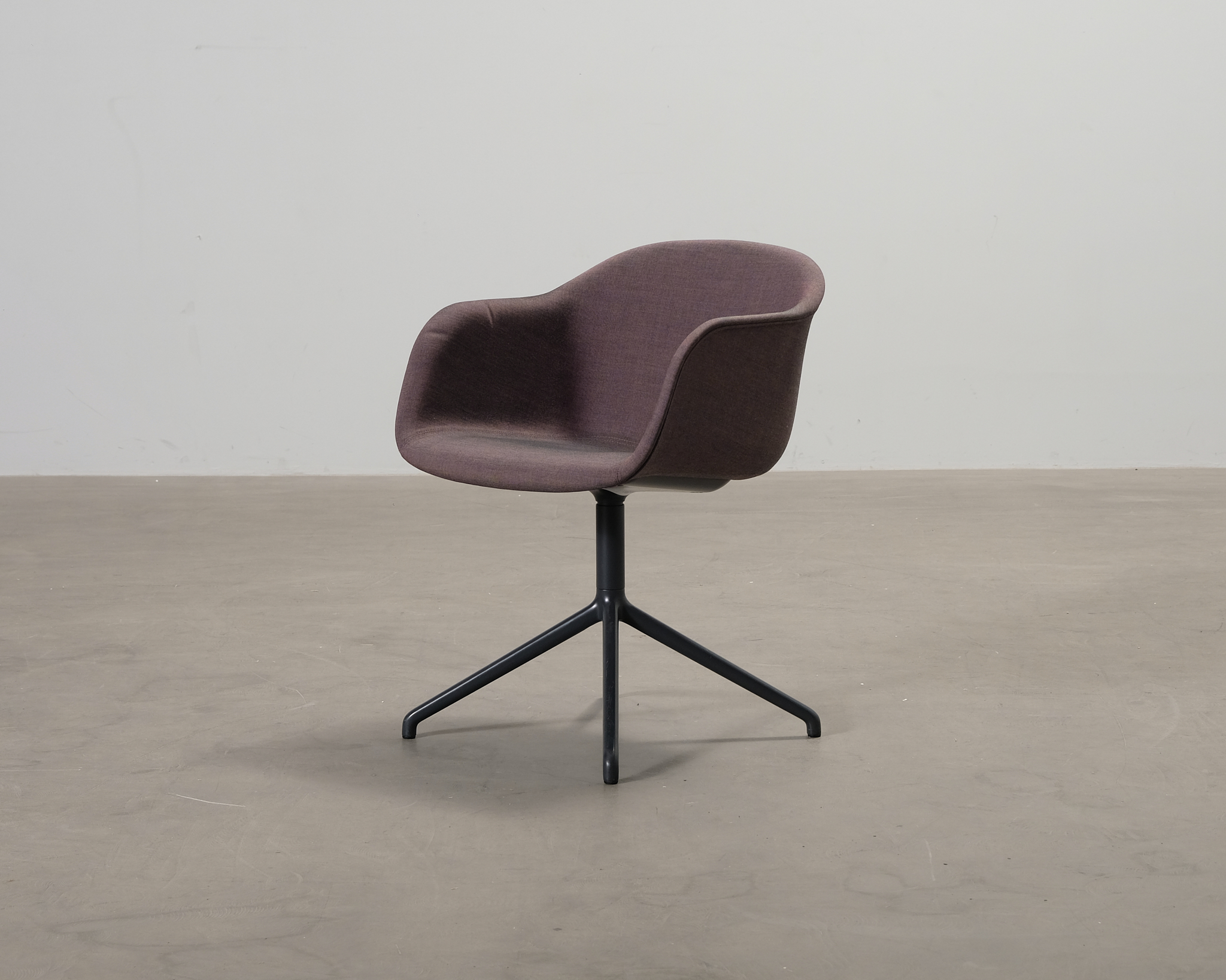 Muuto Fiber Conference Swivel nojatuoli luumu