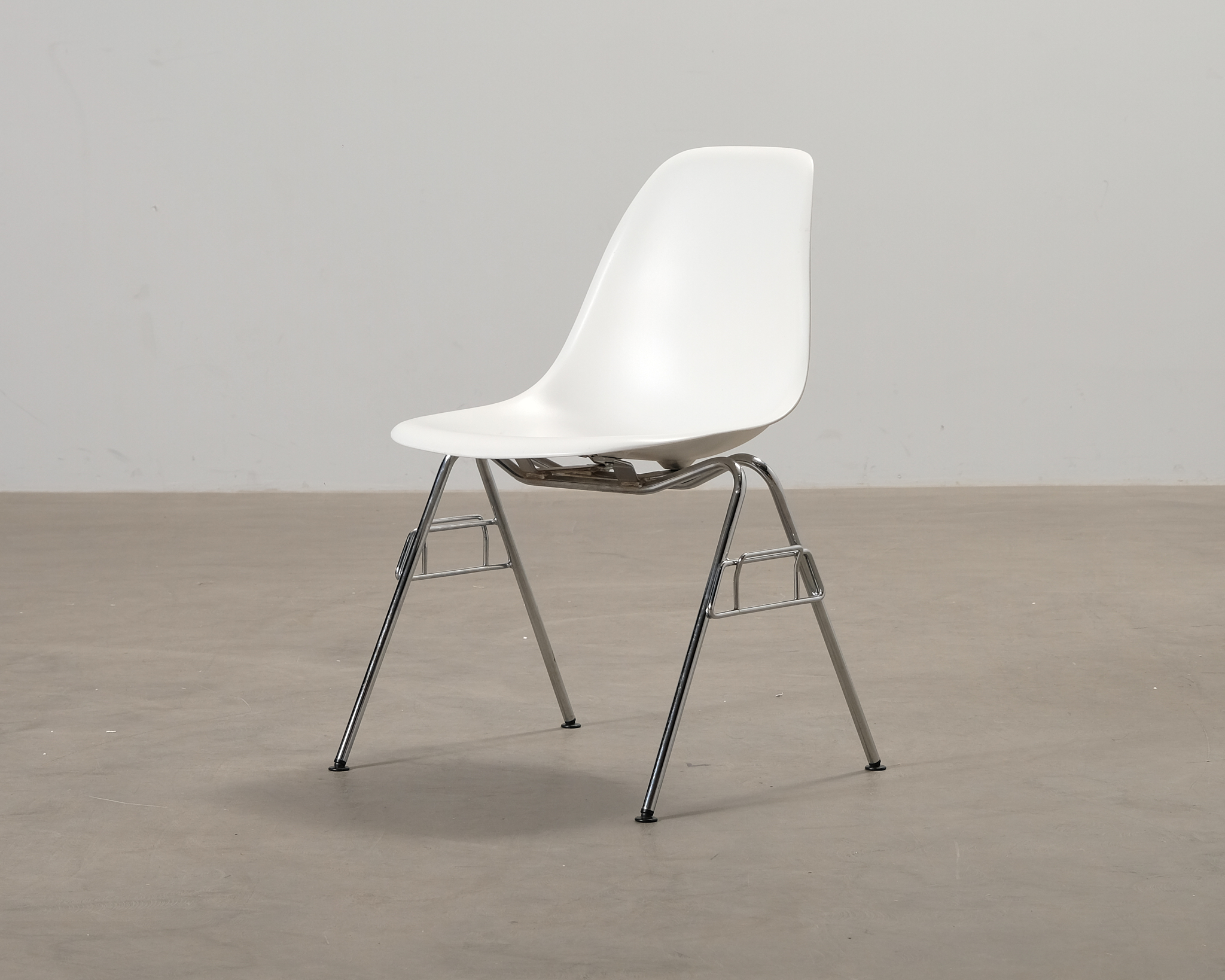 Vitra Eames DSS tuoli valkoinen