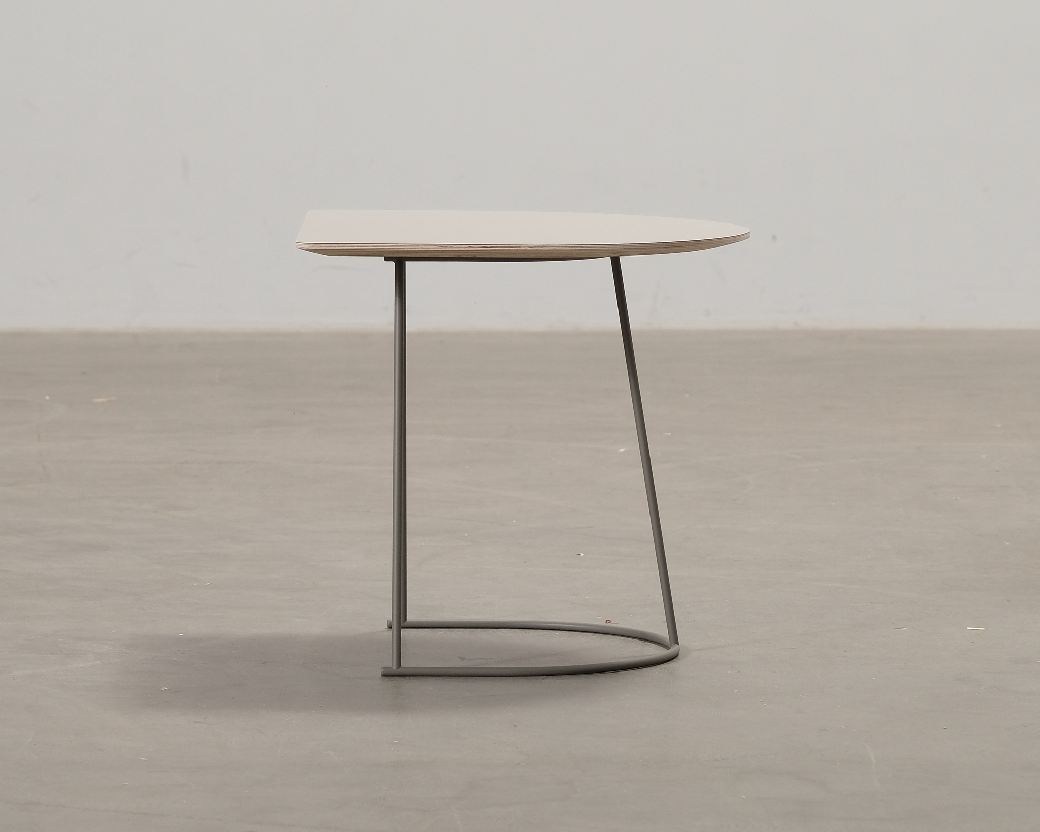 Muuto Airy Half Size sohvapöytä
