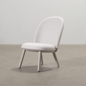 Normann Copenhagen Ace nojatuoli vaaleanharmaa