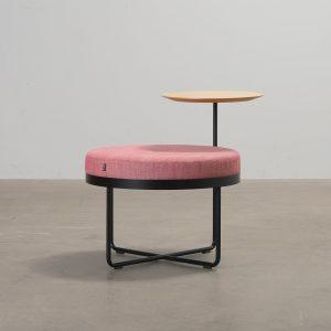 Johanson Design Shima pyöreä loungetuoli pöydillä