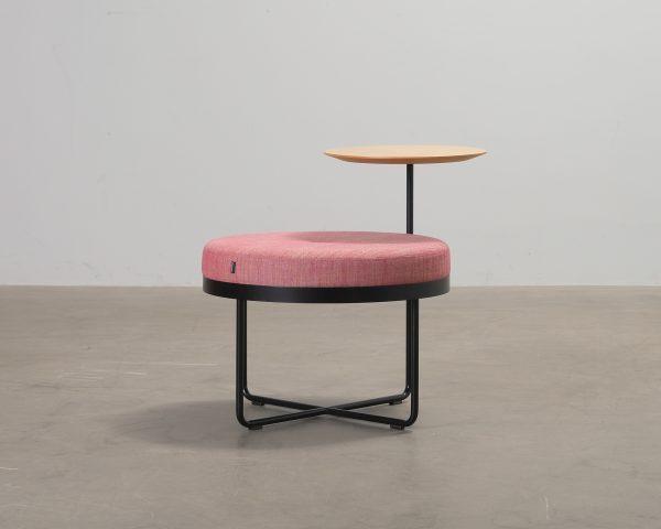 Johanson Design Shima pyöreä loungetuoli pöydillä