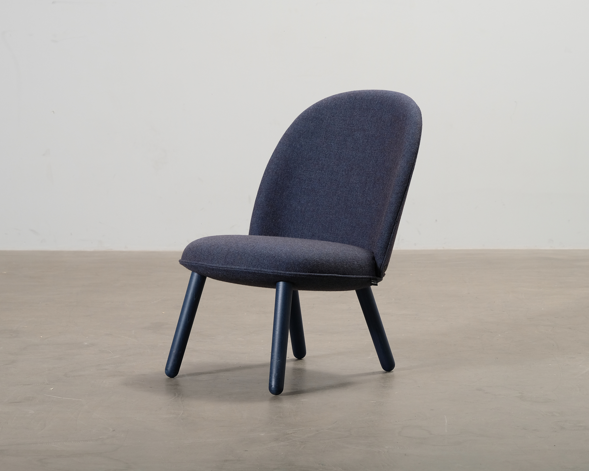 Normann Copenhagen Ace nojatuoli tummansininen