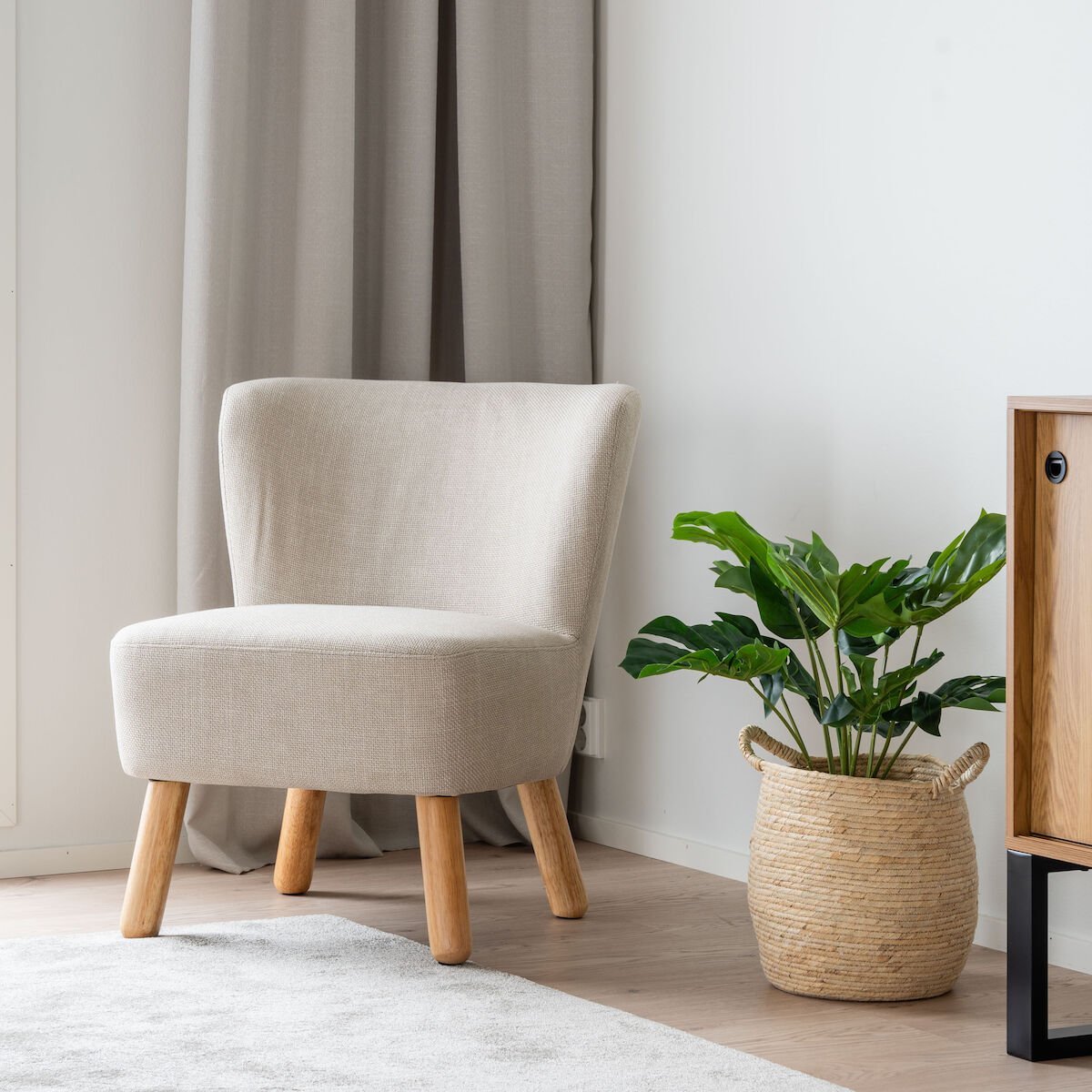 Halme nojatuoli beige Basel 24, lakattu puujalka