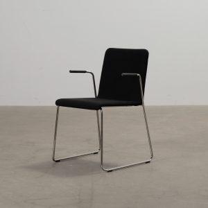 Offect tuoli käsinojilla musta
