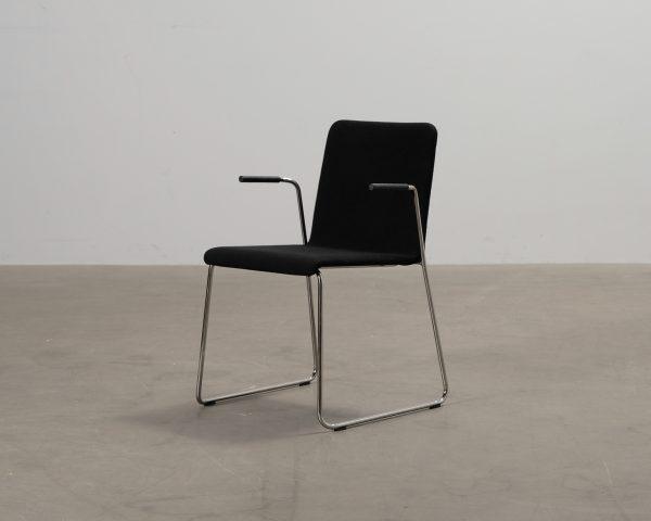 Offect tuoli käsinojilla musta