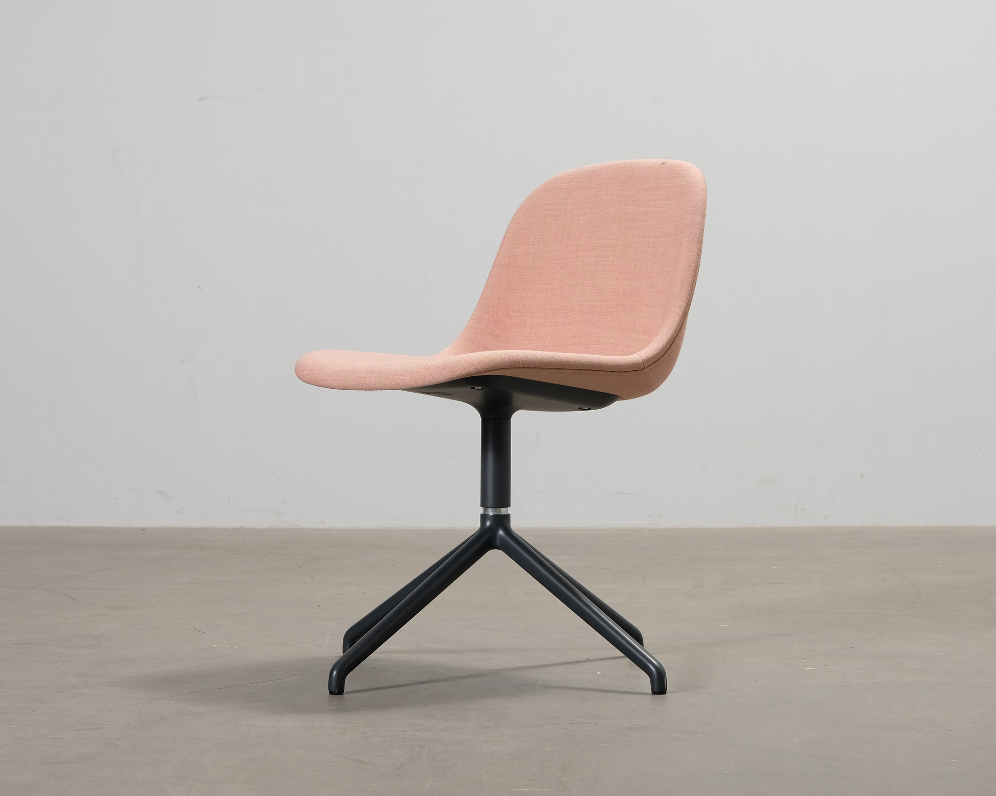Muuto Fiber Side työtuoli vaaleanpunainen