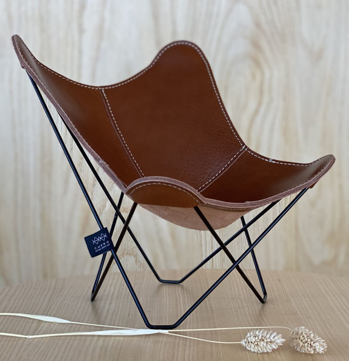 Cuero Design mini lepakkotuoli Pampa Mariposa Montana, musta jalka