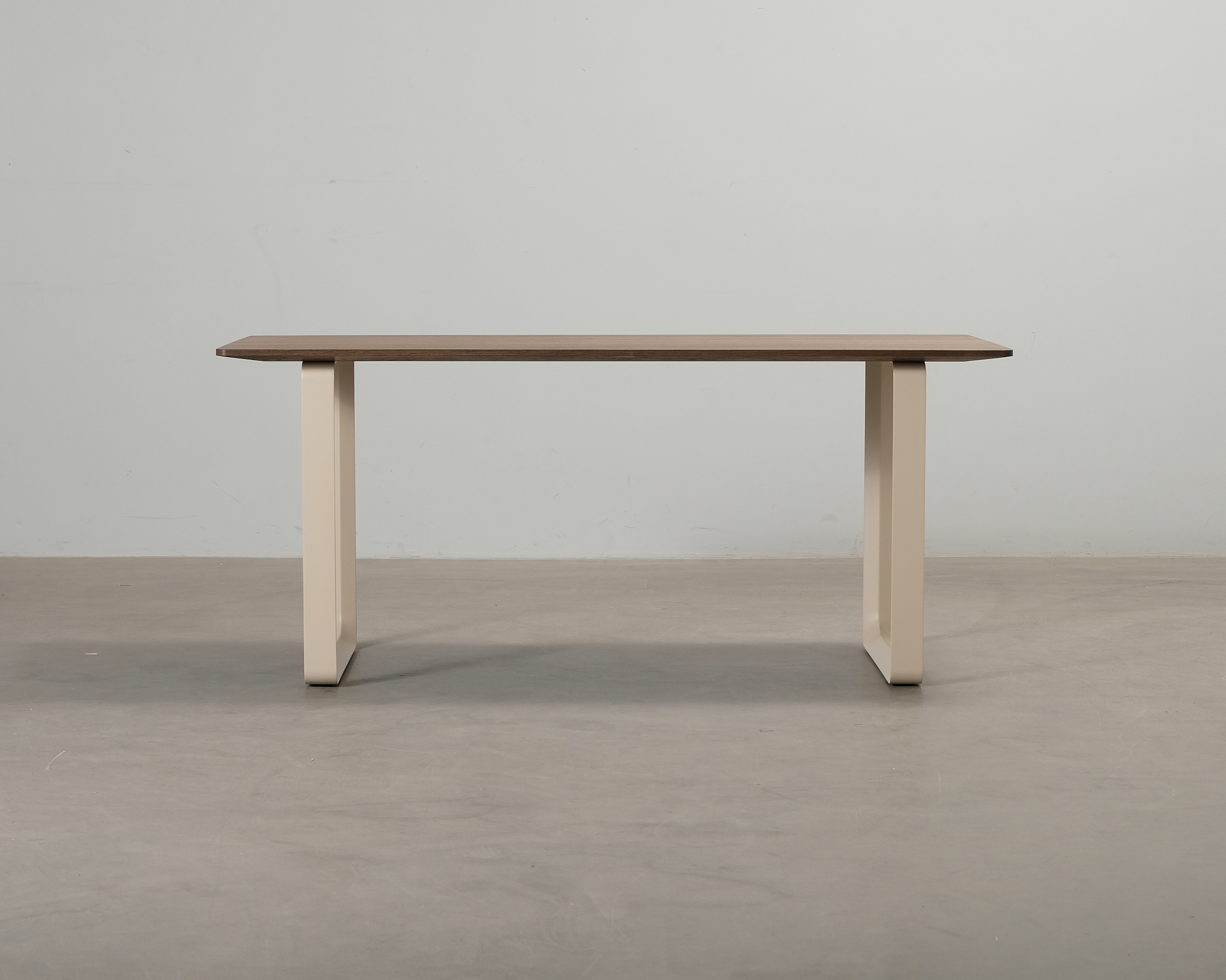 Muuto 70/70 pöytä ruskea