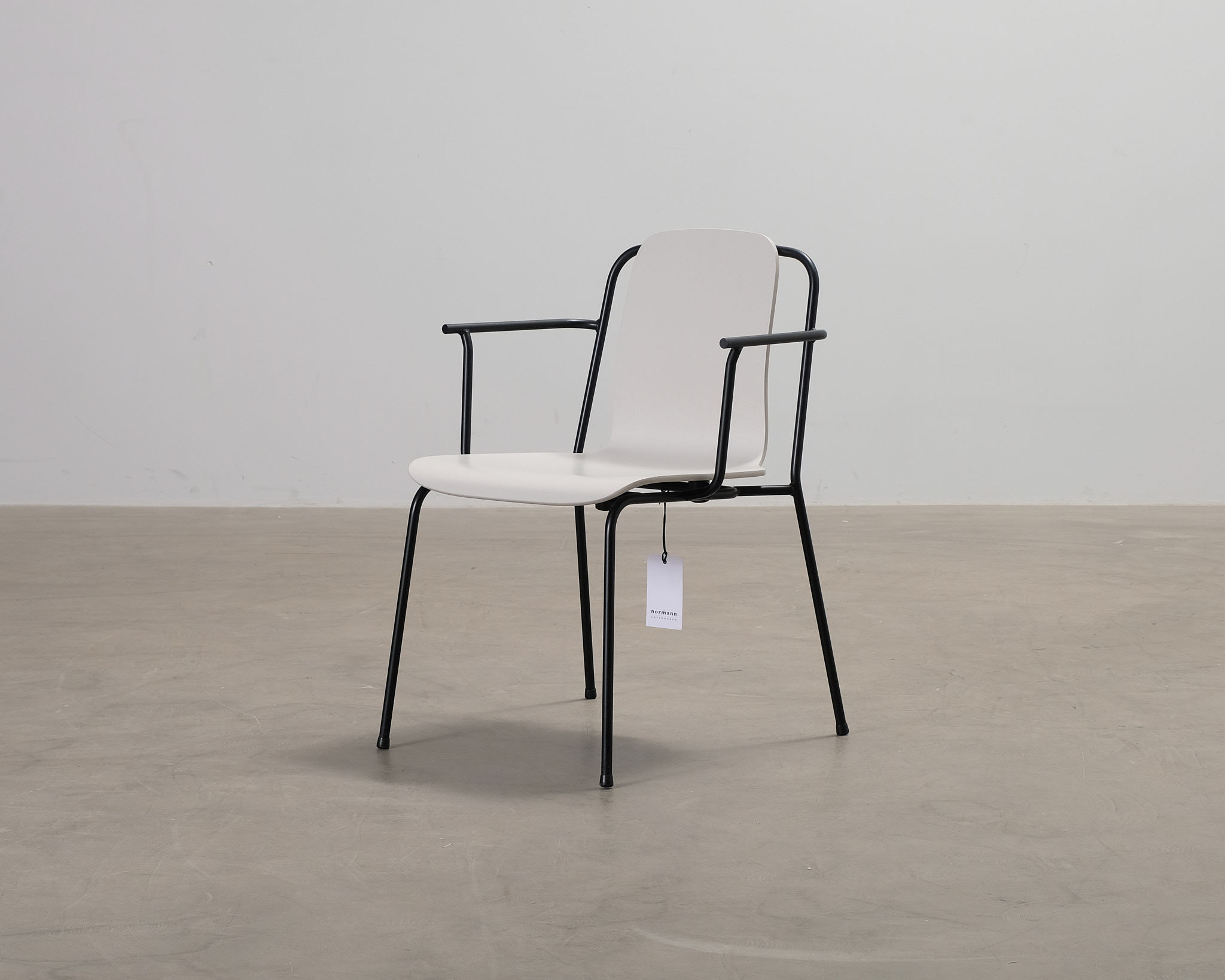 Normann Copenhagen Studio ruokapöydän tuoli valkoinen