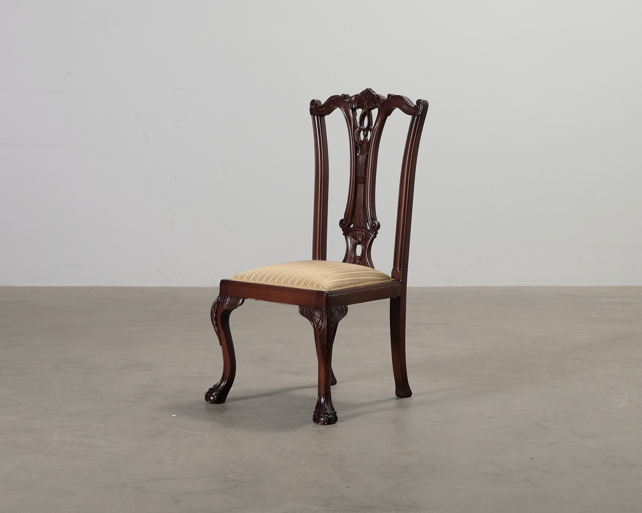 Vanha ruokatuoli kangasistuimella beige