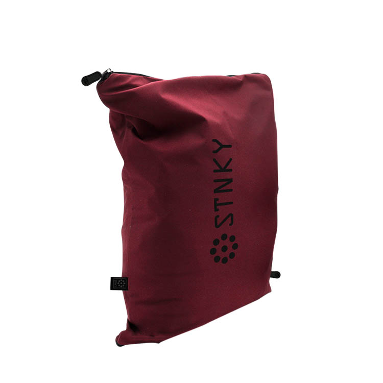 Pesupussi STNKY BAG, Tummanpunainen