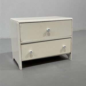 Häkli vintage lipasto valkoinen