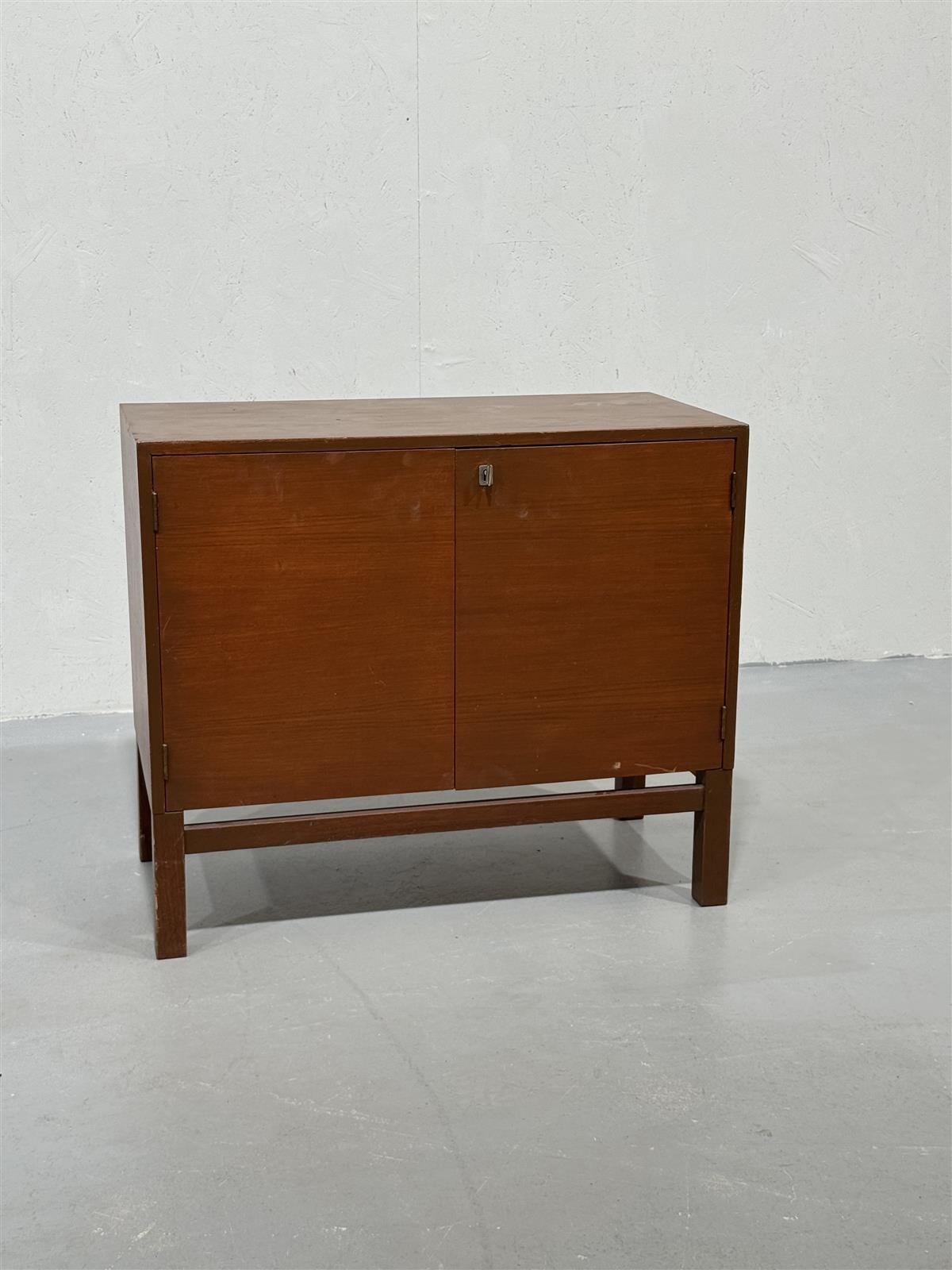 Vintage teak puinen kaappi