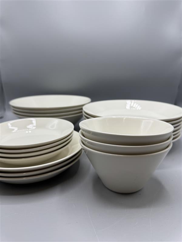 Iittala astiasto KoKo ja Teema 22 osaa valkoinen