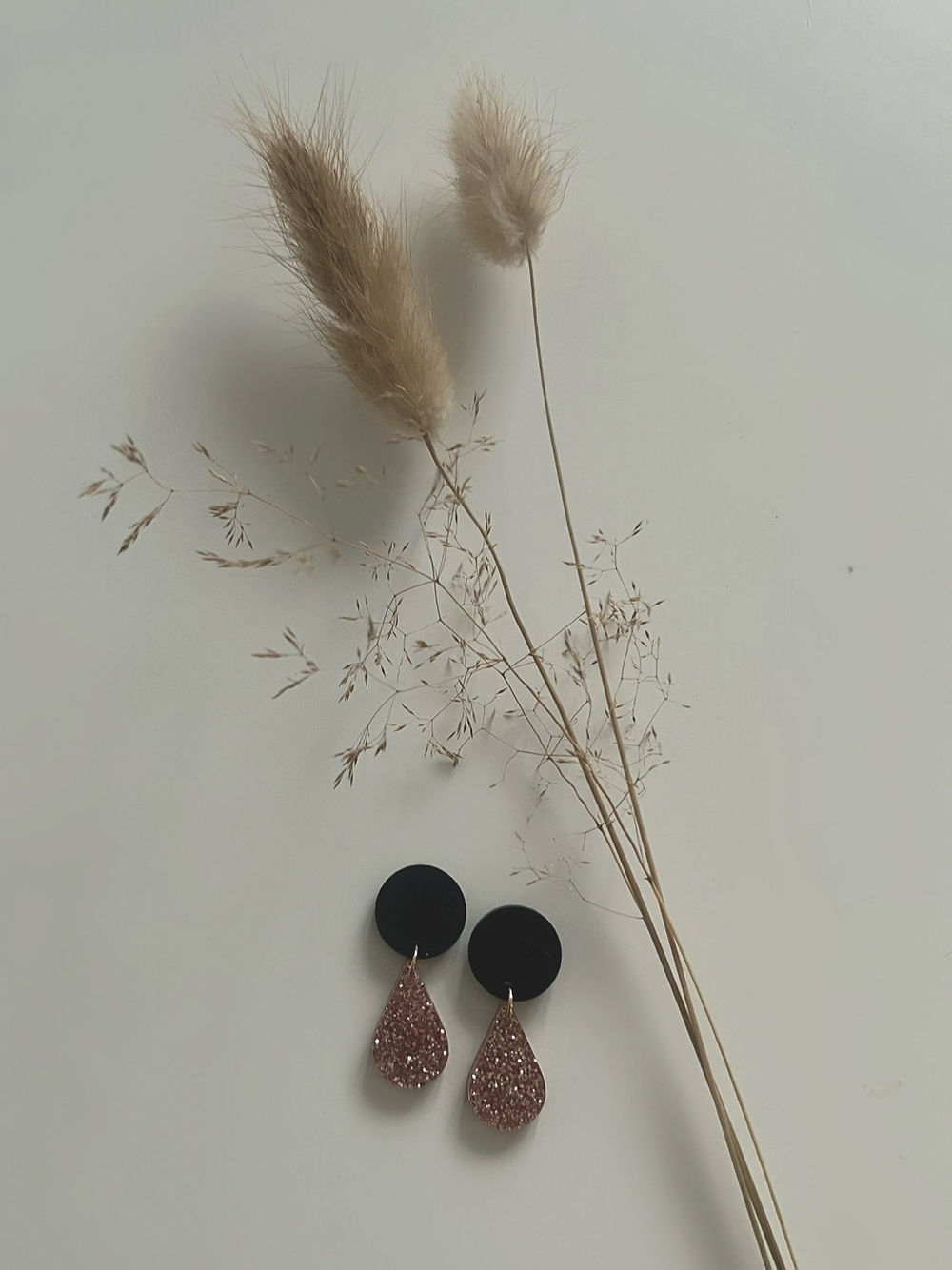 Koskematon Lähde korvakorut - Musta/ruusukulta glitter