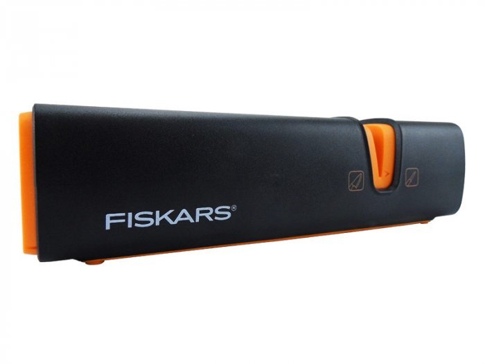 Fiskars Xsharp™ - Kirveen ja veitsen teroitin.