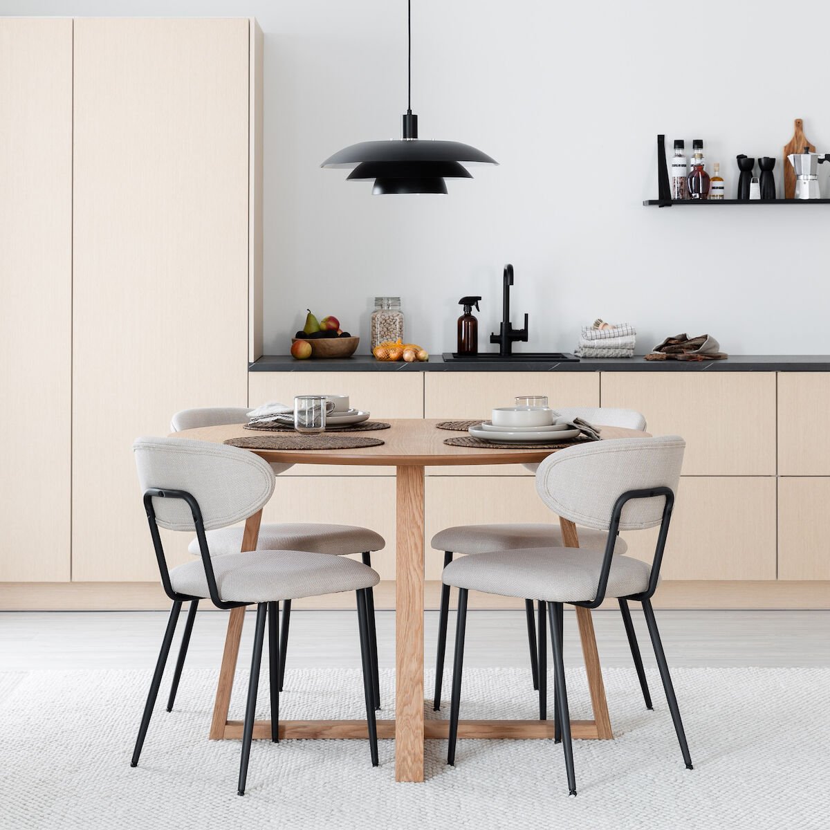 Malika-Daniel 4-hengen pyöreä ruokailuryhmä öljytty tammi, beige tuoli