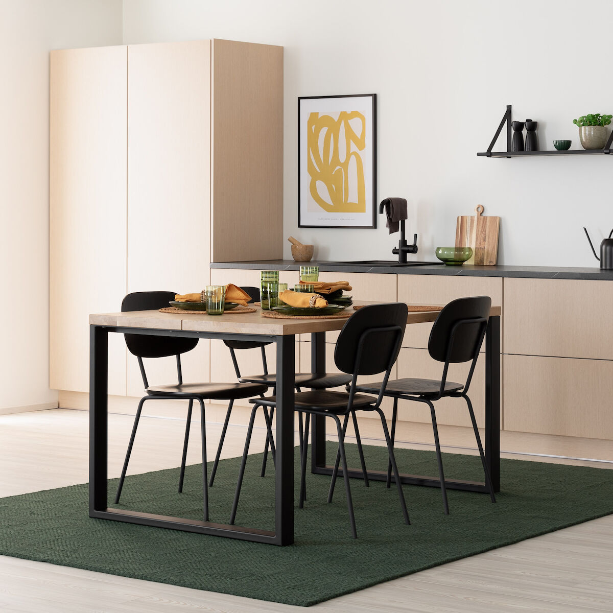 Manner-Amira 4-hengen ruokailuryhmä lakattu tammi/musta, musta tuoli