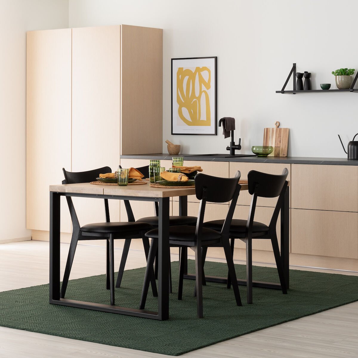 Manner-Koto 4-hengen ruokailuryhmä lakattu tammi/musta, musta PU-verhoilu