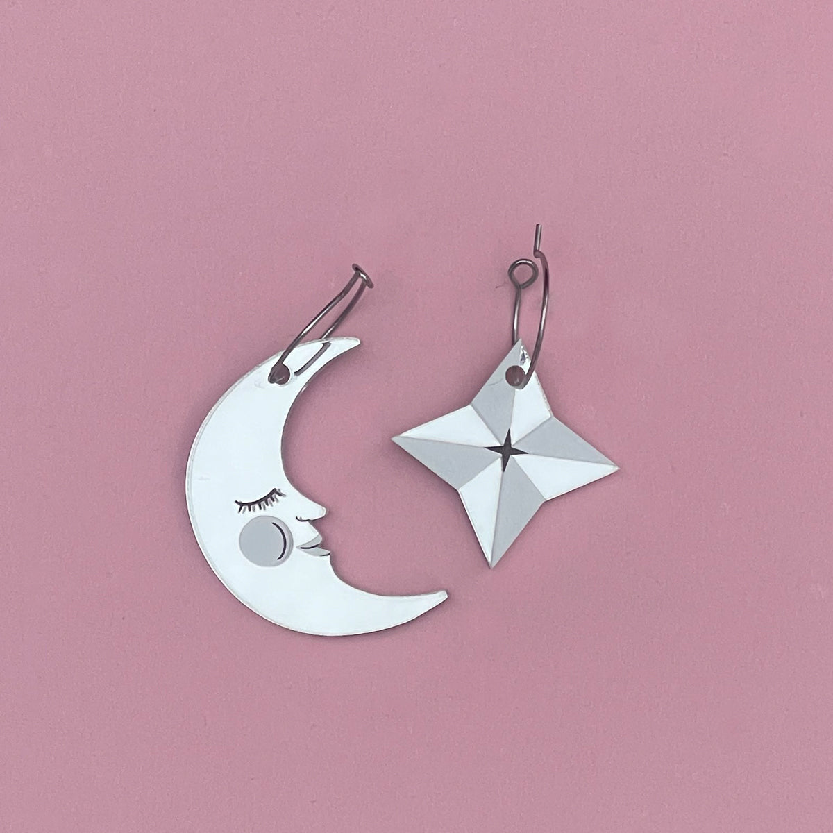 Star & Moon korvakorut, Hopea
