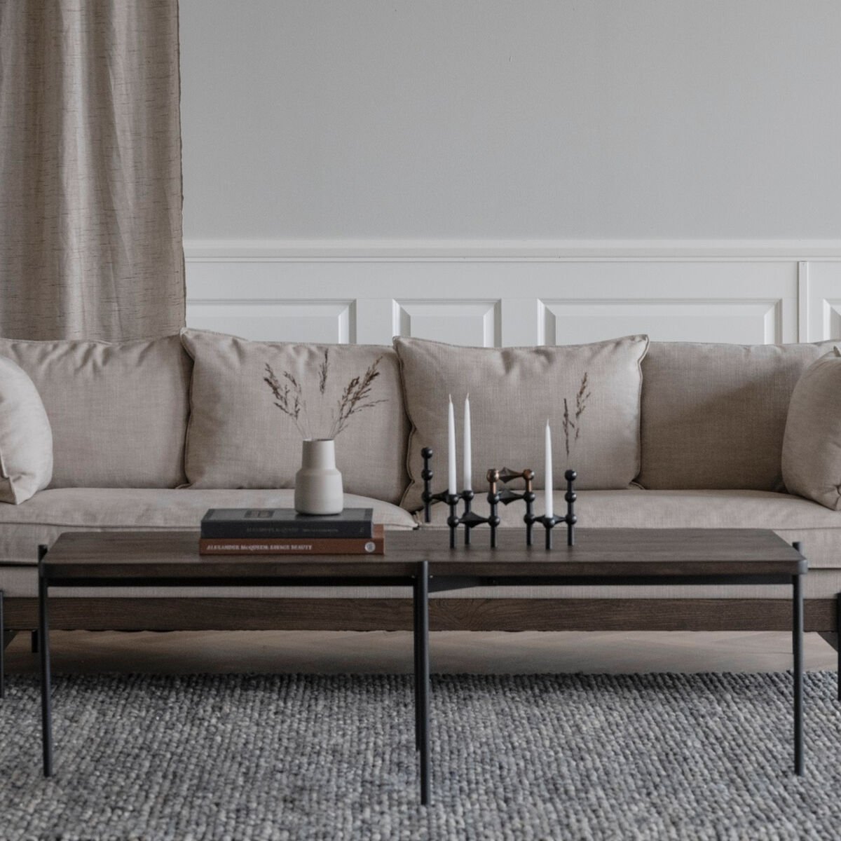 Rowico Home Shelton sohvapöytä 145x60 cm öljytty ruskea, mustat metallijalat