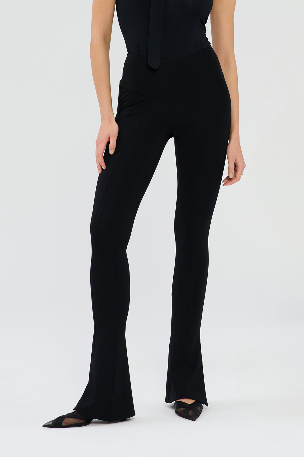 Saint Body Leveälahkeiset Leggingsit Musta