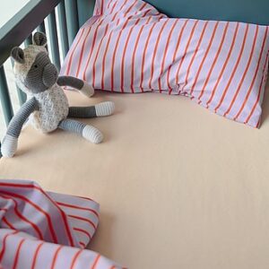 GILLA MINI muotoonommeltu lakana trikoosta