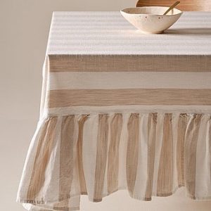 IRIS kulmikas pöytäliina röyhelöllä